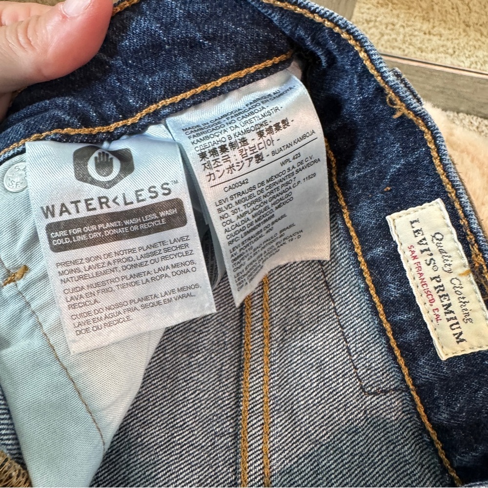 Levi’s Premium 501 High Rise Distressed Denim Shorts – Women’s Size W 27 - Picture 8 of 9